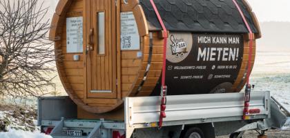 Schwitz-Fass | Mobile Fass-Sauna auf Rädern mieten. 